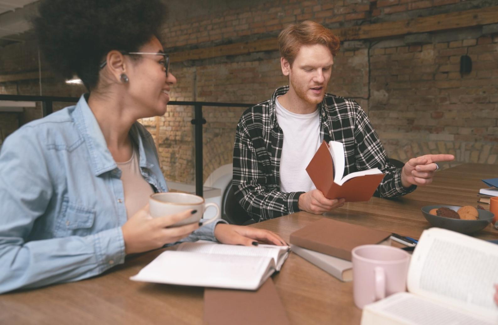 Personas planificando su futuro financiero